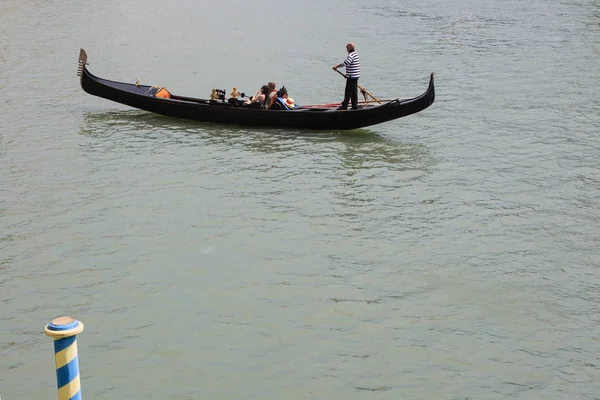 Вид на традиционную гондолу на Гранд-канале — стоковое фото