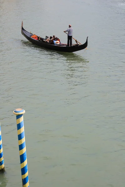Veduta della tradizionale gondola sul Canal Grande — Foto Stock