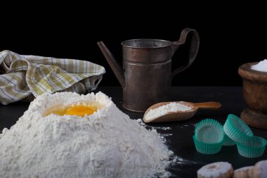 Un ve masada mutfak aletleri