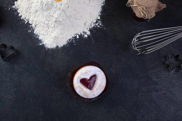 Кондитерське печиво з червоним варенням і цукровою пудрою — стокове фото