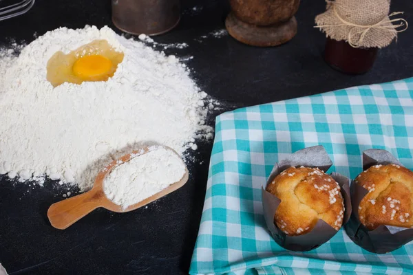 Muffin e utensili da cucina — Foto Stock