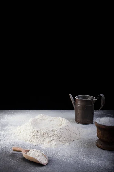 Farinha e utensílios de cozinha — Fotografia de Stock