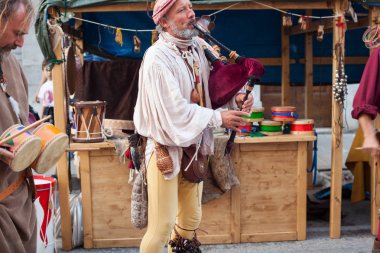 Tarihsel gaydacı ve davulcu eski kıyafetlerini giymiş