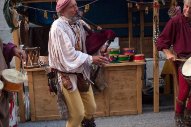 Tarihsel gaydacı ve davulcu eski kıyafetlerini giymiş