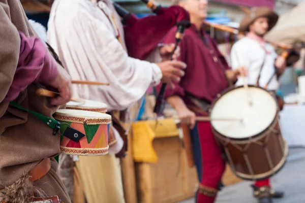 Historické bubeníci oblečené ve starých šatech — Stock fotografie