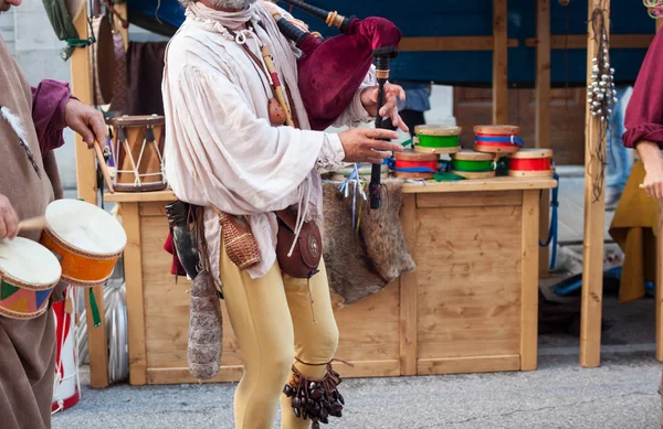 Tarihsel gaydacı ve davulcu eski kıyafetlerini giymiş