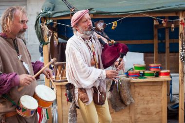 Tarihsel gaydacı ve davulcu eski kıyafetlerini giymiş