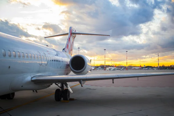 Uçak kalkışa hazır terminal kapısında 