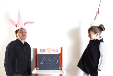 Küçük kız için yetişkin bir mankafa matematik öğretimi