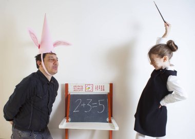 Küçük kız için yetişkin bir mankafa matematik öğretimi