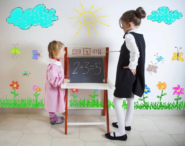 Mała dziewczynka nauczanie matematyki do młodszego dziecka — Zdjęcie stockowe