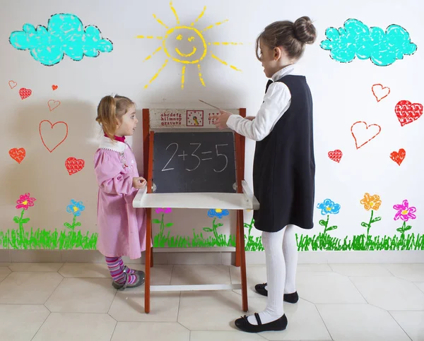 Διδασκαλία των μαθηματικών σε ένα μικρότερο παιδί το μικρό κορίτσι — Φωτογραφία Αρχείου