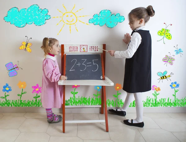 Liten flicka undervisning i matematik för yngre barn — Stockfoto