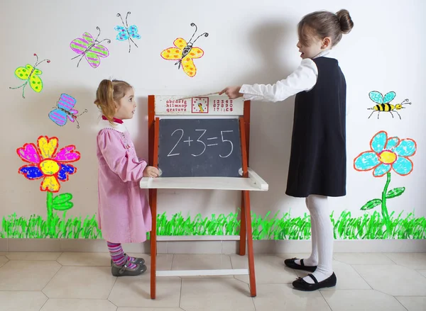 Liten flicka undervisning i matematik för yngre barn — Stockfoto