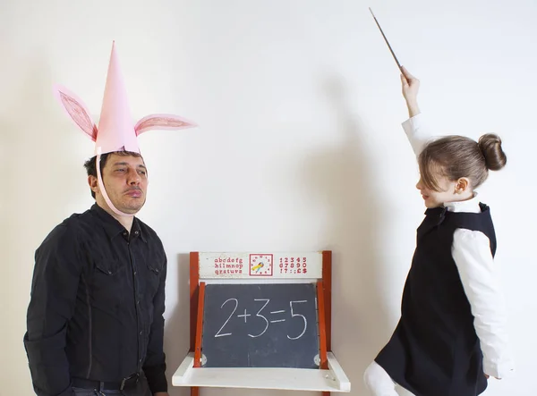 Menina ensinando matemática para um burro adulto — Fotografia de Stock