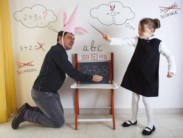 Meisje wiskunde onderwijs aan een volwassen domkop — Stockfoto