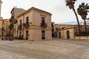 Ronco del Pozzo Meydanı, Ortigia görünümünü