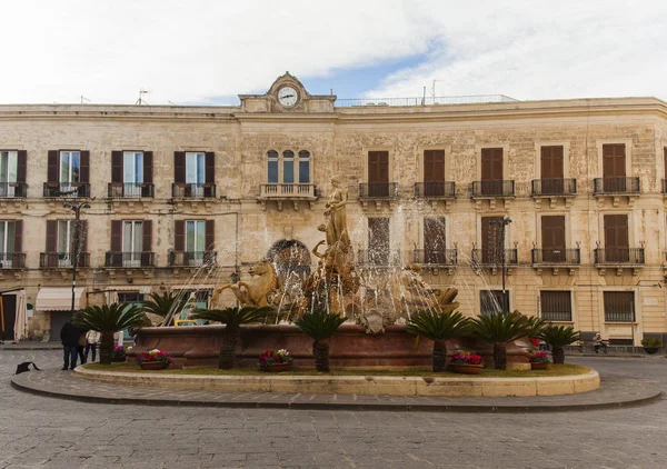 The fountain of Artemide in Syracuse, Sicily, Italy — Stock Photo, Image