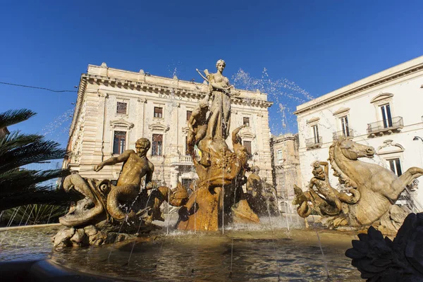 De fontein van Artemide in Syracuse, Sicilië, Italië — Stockfoto