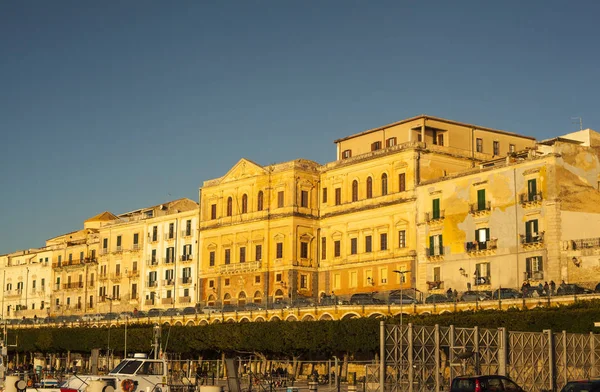 Ortigia batımında bina — Stok fotoğraf