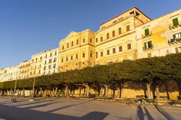 Bâtiment au coucher du soleil à Ortigia — Photo