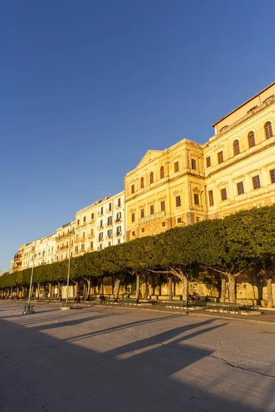 Byggnaden vid solnedgången i Ortigia — Stockfoto