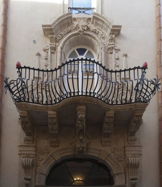 Widok Bogate Barokowe Balkon Starego Pałacu Wyspie Ortigia Syrakuzy — Zdjęcie stockowe