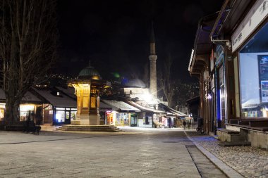 Sebilj, Saraybosna'da ahşap çeşme gece görünümü 