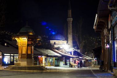 Sebilj, Saraybosna'da ahşap çeşme gece görünümü 