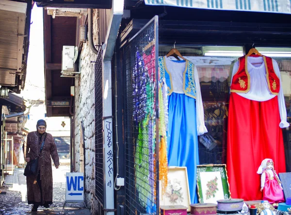 Vieille femme marchant dans la rue Bascarsija — Photo