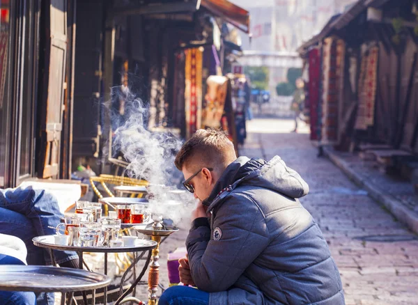 Joven fumando hookahin Sarajevo — Foto de Stock