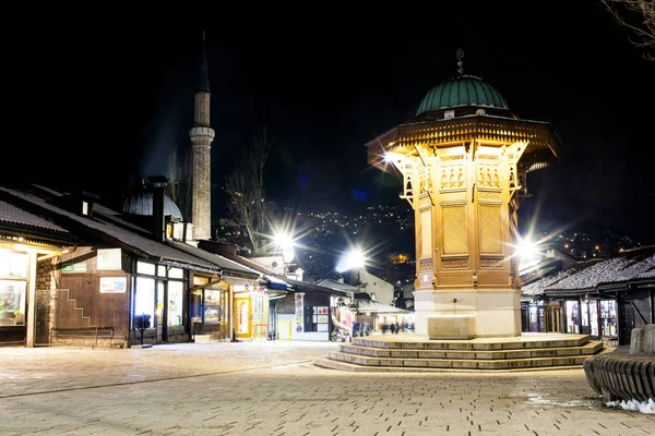 Natt syn på Sebilj, trä fontän i Sarajevo — Stockfoto