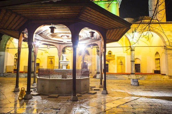 Gazi 加齐哈兹维伯格清真寺庭院 Shadirvan 喷泉 Saraj — 图库照片