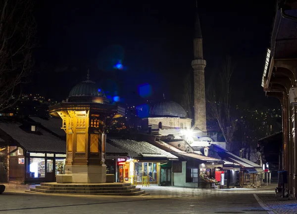 Vista notturna del Sebilj, fontana in legno a Sarajevo — Foto Stock
