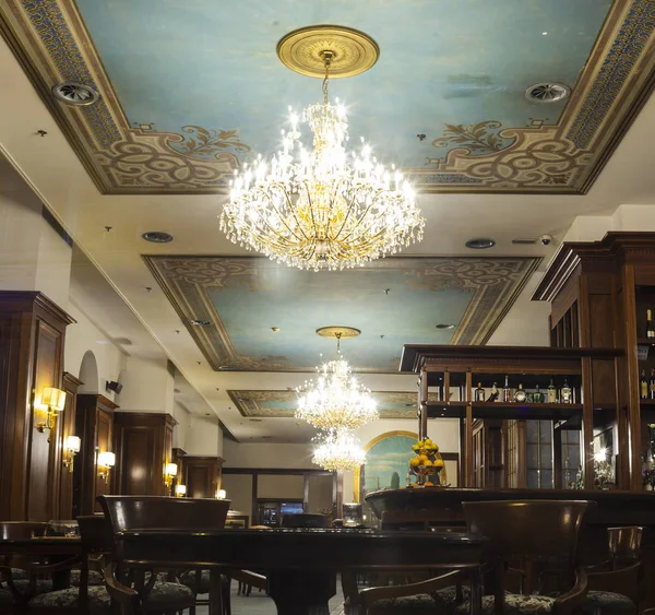 Az étterem régi csillár — Stock Fotó