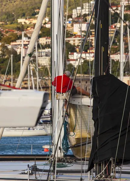 Italian sailor working on tree of sailboat — Stock Photo, Image