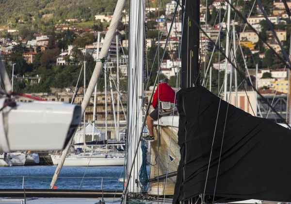 ヨットのツリーに取り組んでいるイタリアの船乗り — ストック写真