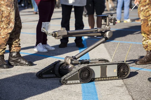 頑丈なマルチ ミッションのロボット — ストック写真