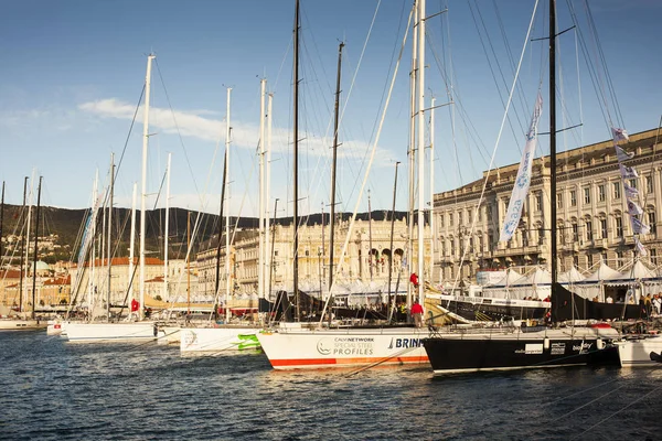 Segelbåtar som parkerade på piren, Trieste — Stockfoto