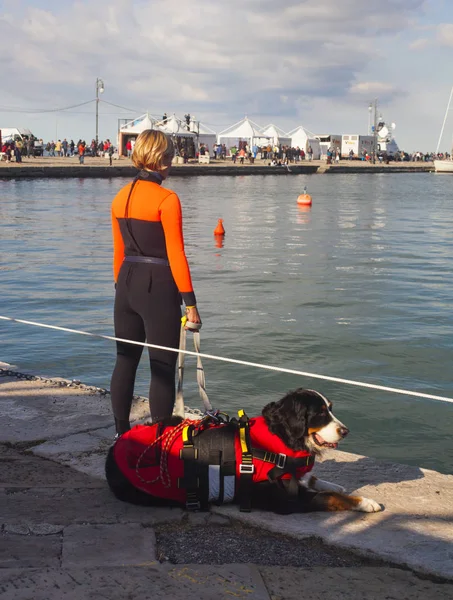 Trabalhadora de resgate e seu cão salva-vidas — Fotografia de Stock