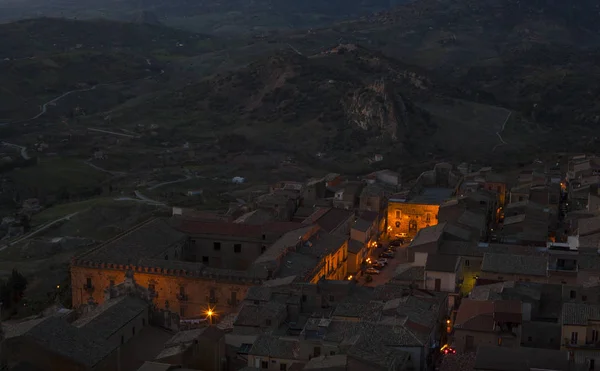 Coucher de soleil sur le vieux bâtiment stable, Leonforte — Photo