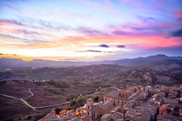 Veduta di Leonforte al tramonto, Sicilia. Italia — Foto Stock