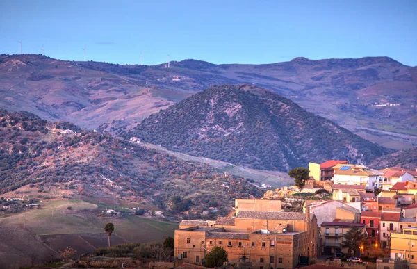 Вид на Леонфорте, Сицилия — стоковое фото