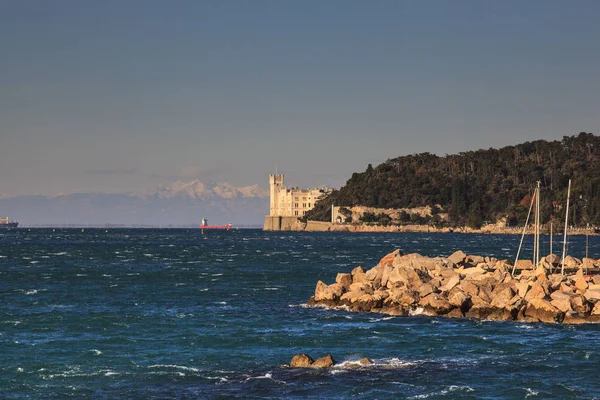 Castillo Miramare al atardecer, Trieste — Foto de Stock