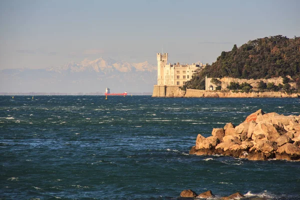 Castelo de Miramare ao pôr do sol, Trieste — Fotografia de Stock
