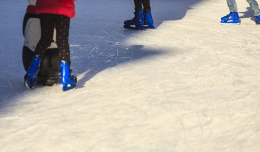 İnsanlar ile mavi paten buz pateni 