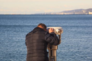 Bir turist dürbün ile görünen adam