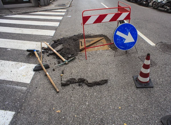 Nuovo tombino e riparazione di strade — Foto Stock