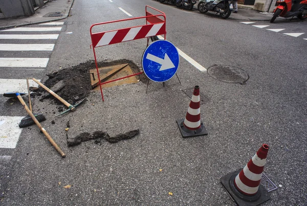 Nueva alcantarilla y reparación de carreteras — Foto de Stock