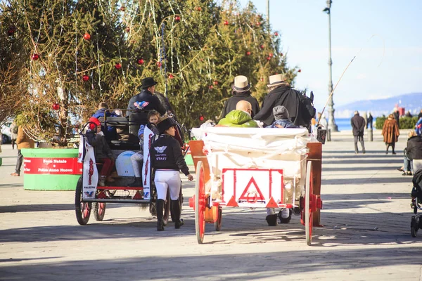 Turistas en el carruaje tirado por caballos, Trieste —  Fotos de Stock